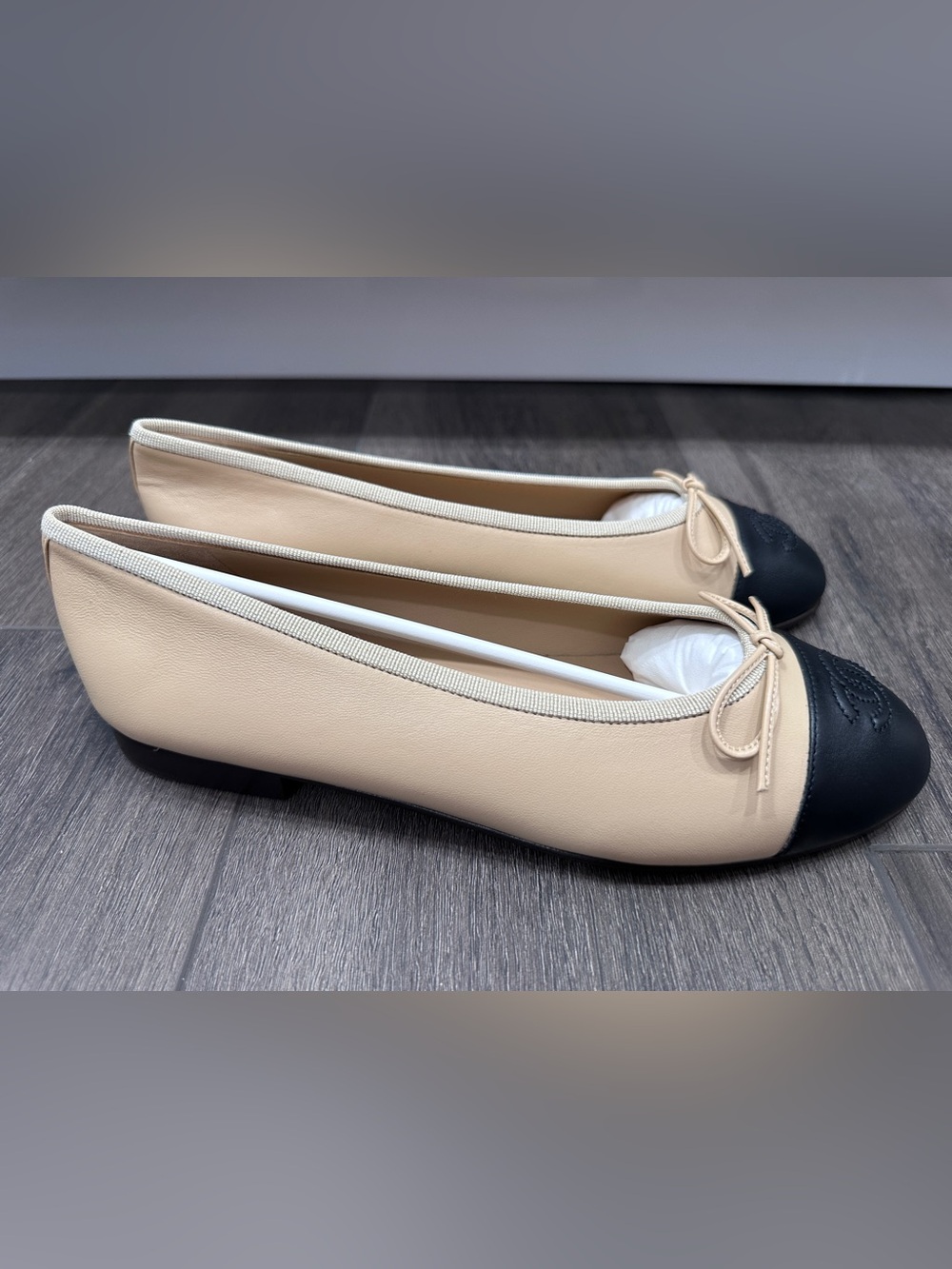 CHANEL CC LOGO BEIGE & BLACK LEATHER BALLET BALLERINA FLATS SHOES Size 38.5C - Picture 4 of 13